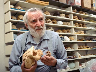 Anthropologist Grover Krantz poses with his skulls. Image credit: Alchetron, CC BY-SA